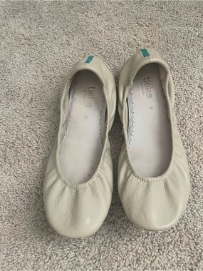 Tieks Cream Leather Ballet Flats with Teal Pull Tab